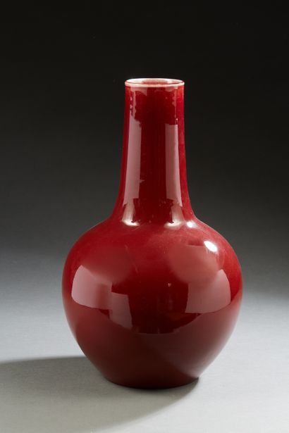 null Chine
Vase tianqiuping en porcelaine à glaçure sang-de-bœuf
H. : 42 cm.