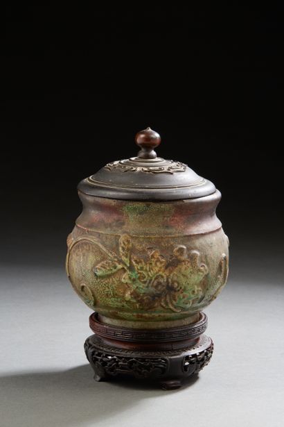 null Chine, fin XIXe siècle
Pot en grès émaillé brun et vert nuancé, à l’imitation...
