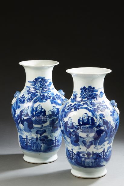 null Chine, XIXe siècle, 
Paire de vases de forme balustre, à panse large, en porcelaine...