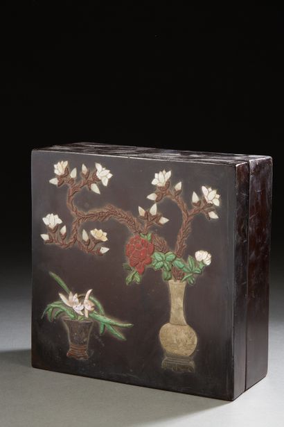 null China, late 19th century
Square box in brown lacquered wood, the lid inlaid...