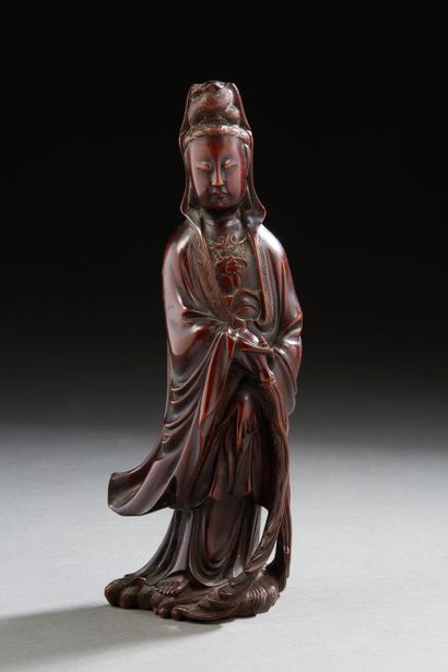 null Chine, XIXe siècle, 
Statuette en bois de belle patine, représentant la déesse...