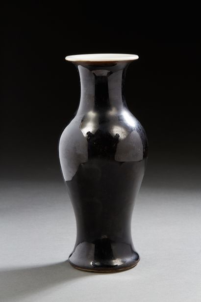 null Chine, XIXe siècle
Vase balustre en porcelaine à glaçure monochrome noire. Marque...