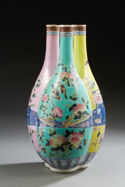 null Chine, XIXe siècle, 
Trois vases accolés en porcelaine et émaux de la famille...
