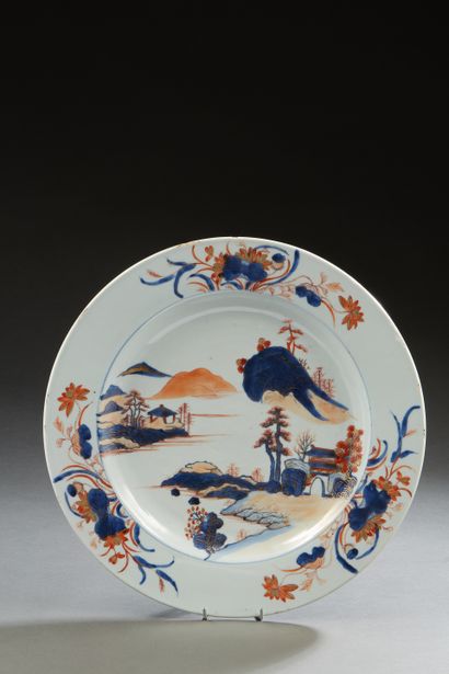 null CHINE, XVIIe siècle
Plat rond en porcelaine décoré de la palette imari
Diam....