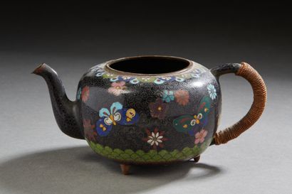null Japan, Meiji period, circa 1900
Copper and cloisonné enamel teapot, decorated...