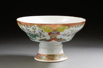 null Chine, vers 1900, 
Coupe sur piédouche en porcelaine et émaux polychromes, à...