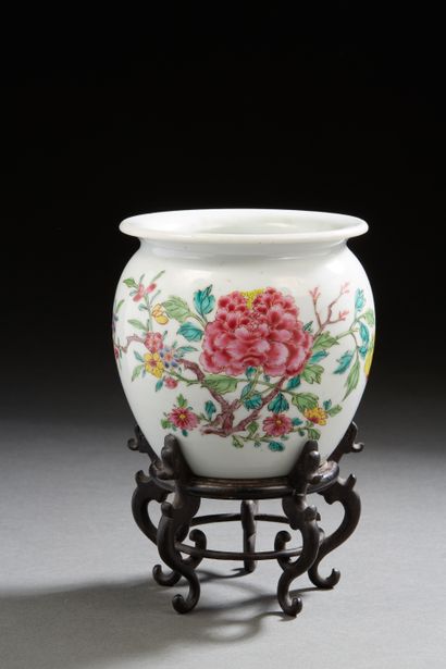 null Chine, fin du XIXe siècle, 
Petite jarre en porcelaine et émaux de la famille...