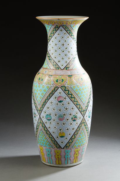 null Chine, vers 1900
Grand vase balustre en porcelaine et émaux de style famille...