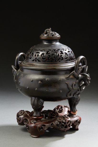 null Chine, XVII-XVIIIe siècle
Brûle-parfum reposant sur trois pieds représentant...