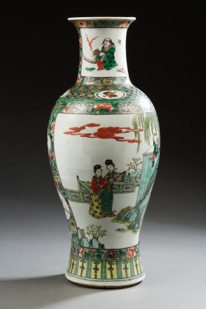null Chine, fin XIXe siècle
Vase balustre en porcelaine et émaux de la famille verte,...