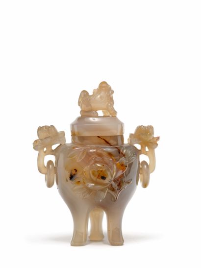 null Chine, vers 1920
Petit vase couvert tripode en agate blonde légèrement veinée...