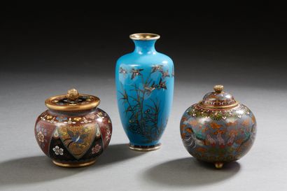 null Japon, période Meiji (1868-1912)
Ensemble comprenant trois objets en émaux cloisonnés...
