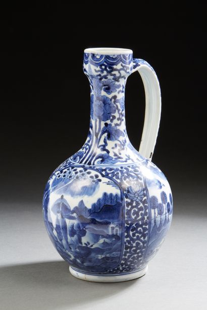 null Japon, fin de la période Edo
Verseuse Arita en porcelaine bleu blanc, à décor...