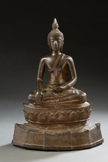 null Laos, XVIIIe siècle, 
Bouddha en bronze de belle patine, reposant sur un socle...