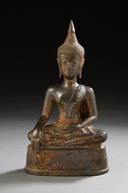 null Siam, XVIIIe siècle, 
Bouddha en bronze de belle patine représenté assis en...