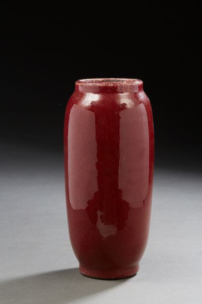 null Chine XXe siècle, 
Vase de forme oblongue en porcelaine émaillée sang de bœuf....