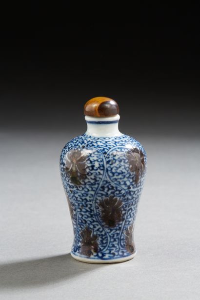 null China, 19th century, 
A snuff-bottle in the form of a "meiping" vase, in blue-white...