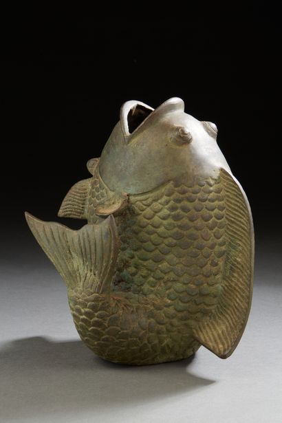 null Japon, vers 1900
Vase en bronze en forme de carpe, la tête dressée
H. : 21,5...