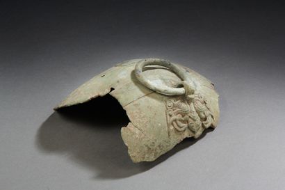 null Chine, Période Han
Fragment d’un vase en bronze de patine vert pâle, orné d’un...