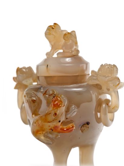 null Chine, vers 1920
Petit vase couvert tripode en agate blonde légèrement veinée...
