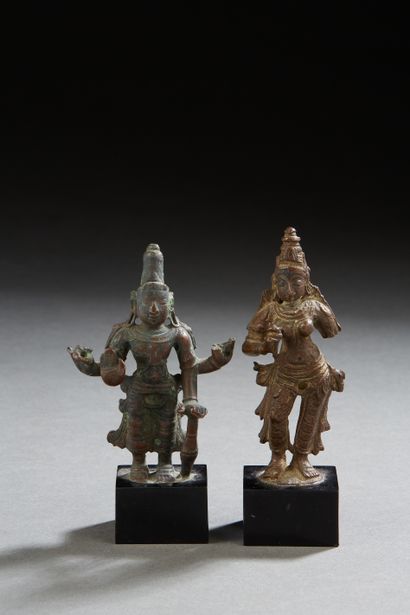 null Inde, XVIIIe siècle,
Deux statuettes en bronze représentant Vishnu et Lakshmi
H....