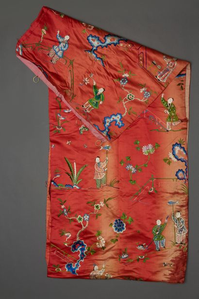 null Chine, fin XIXe siècle
Tenture en soie et lin brodé, à décor polychrome sur...