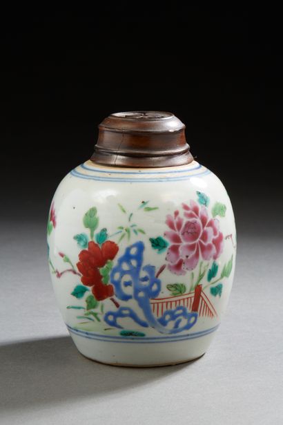 null China, 18th century, 
Small ginger pot in porcelain and Famille Rose enamels,...