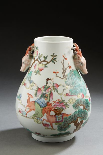 null Chine, travail moderne, 
Vase hu en porcelaine et émaux polychromes à décor...