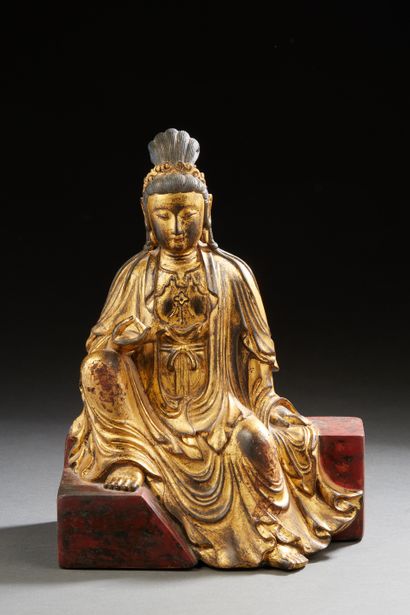 null Chine, fin de l’époque Qing, 
Boddhisattva en bois laqué doré, reposant sur...