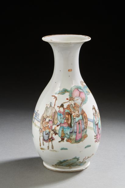 null China, Tongzhi period (1861-1875)
Porcelain and Famille Rose enamel piriform...
