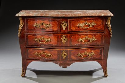  Commode marquetée en quart de feuille de bois de rose à réserve, soulignée de filet... Gazette Drouot