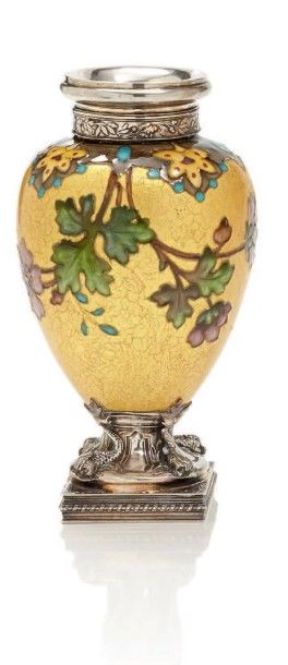 CARDEILHAC Vase émaillé à monture en argent de style Louis XVI.
Poinçon minerve.
Orfèvre:...