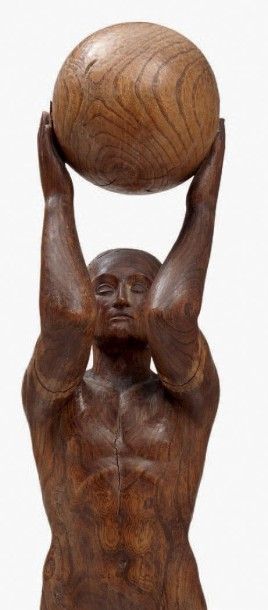 null Importante sculpture en bois naturel figurant un homme nu tenant un ballon....