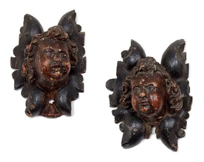 null Paire de têtes d'angelots en bois sculpté polychrome.
Fin du XVIIe ou début...