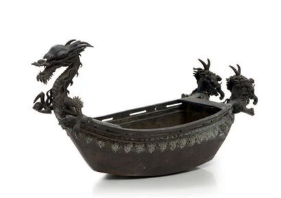 CHINE Barque formant brûle-parfums, en bronze, la proue figurant un dragon à trois...