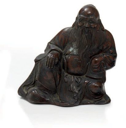 JAPON 
Figurine en bronze à patine brune et rouge représentant le
Boudha assis vêtu...
