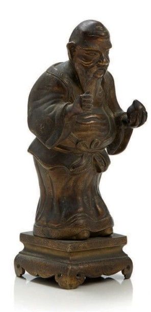 CHINE Figurine en bronze représentant Shoulao debout sur une terrasse tenant une...