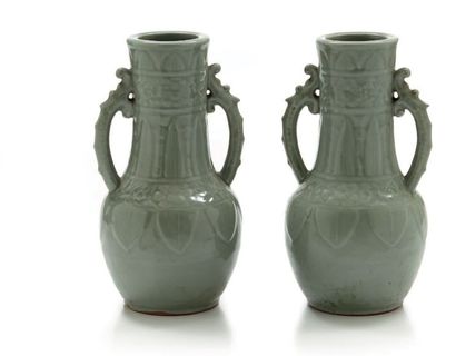 CHINE Paire de vases de forme balustre en porcelaine à couverte céladon verte, à...