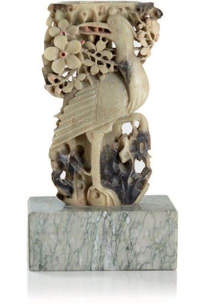 CHINE Groupe en steatite sculptée représentant une grue couronnée parmi des feuillages...