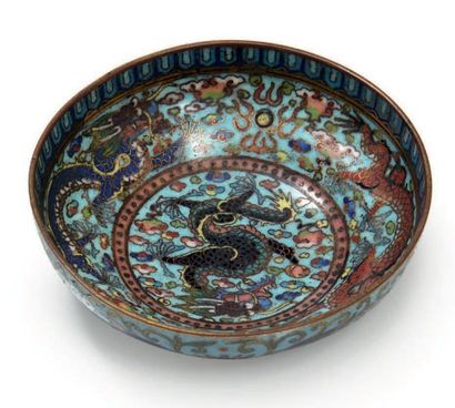 CHINE Coupe circulaire en bronze cloisonné décorée sur la paroi extérieure en polychromie...