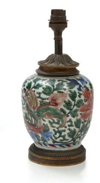 CHINE Petit vase ovoïde en porcelaine décoré en émaux wucaï de chiens de fô sur fond...