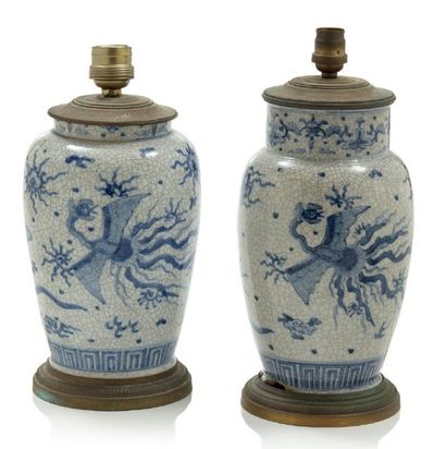 CHINE Paire de petits vases de forme balustre en porcelaine à fond craquelé, décorées...