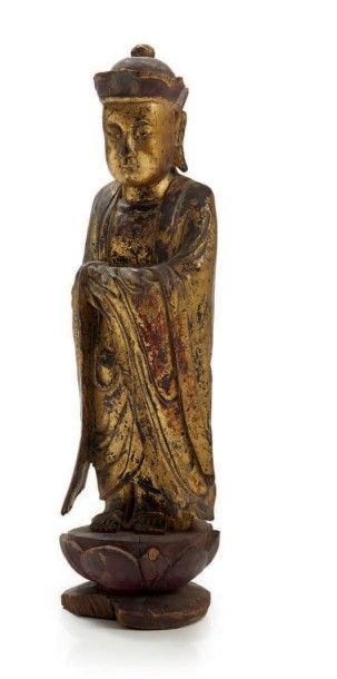 CHINE Figurine en bois sculpté et doré debout sur une fleur de lotus représentant...