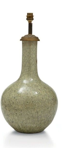 CHINE Vase bouteille à long col étroit en porcelaine à fond monochrome vert craquelé....