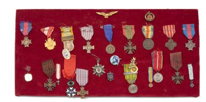 null Ensemble de 26 médailles et insignes divers dont une Médaille de Chine 1900/1901,...