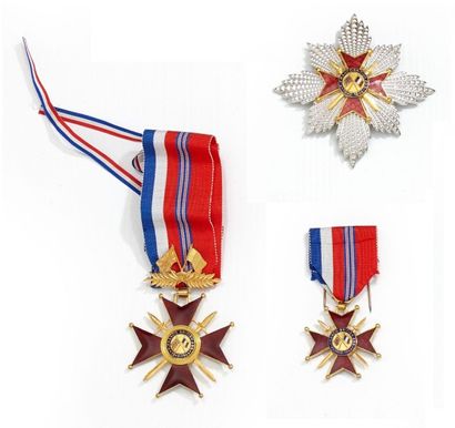null Ensemble de croix de l'Association francobritannique 1940/1944 une de chevalier...