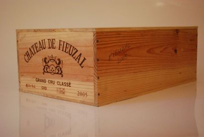 null Une caisse de douze bouteilles de Château de Fieuzal 2005, GC de Graves, Pessac-Léognan...