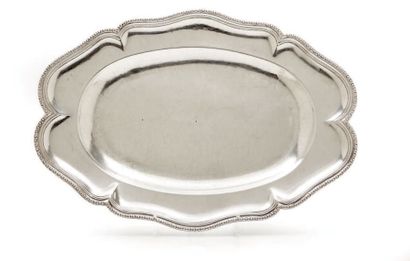 null Plat en argent de forme ovale à décor d'oves.
Rennes 1740-42. Maître-orfèvre:...