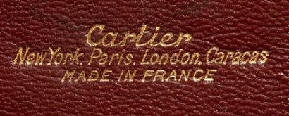 CARTIER Sac à main en crocodile à fermoir stylisé en métal doré. Signé Cartier
New...