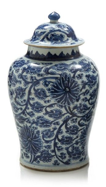 CHINE Potiche couverte de forme balustre en porcelaine décorée en bleue sous couverte...